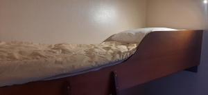 een ongeëvenaard bed in een slaapkamer met een houten frame bij POUSADA DO SERRANO 318 in Gramado