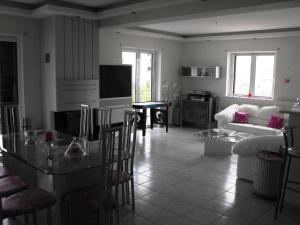- un salon avec une table et un canapé dans l'établissement ellie, à Patras