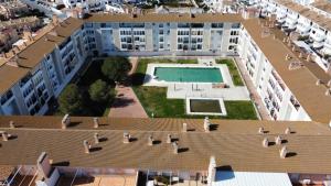 uma vista aérea de um edifício com piscina em El Portil, Punta Umbría. A 300m playa. Piscina em El Portil