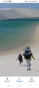 una foto de una persona caminando por la playa en Camp Testar Branca Circuito Lagoa bonita en Barreirinhas