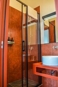 Scavi 32 في إيركولانو: حمام مع دش زجاجي ومغسلة