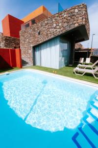 una piscina frente a una casa en La Dolce Vita El Salobre, en Salobre