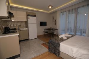 una cucina e una camera con letto e cucina di İstanbul Relax Suite a Istanbul