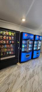 duas máquinas de venda automática numa sala com comida e bebidas em Motel 6 Sacramento CA Natomas em Sacramento