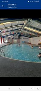 een groep mensen die zwemmen in een zwembad bij Arnies Place Beacon Fell in Longridge