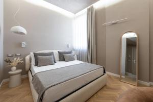 ein Schlafzimmer mit einem Bett und einem großen Spiegel in der Unterkunft Duomo Collection in Mailand