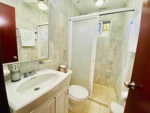 y baño con lavabo, aseo y ducha. en Zely Home #3, en Cancún