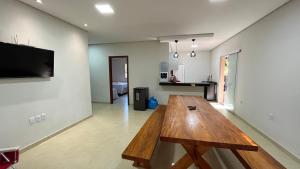 un comedor con una mesa de madera en una habitación en Casa Sossego Trancoso, en Trancoso