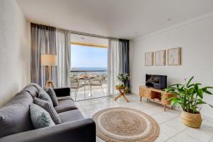 een woonkamer met een bank en een televisie bij Apartment Viña del Mar in Playa Fañabe