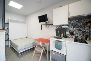 cocina pequeña con escritorio y cama en Aldabea I apartamento sostenible, en Legazpia