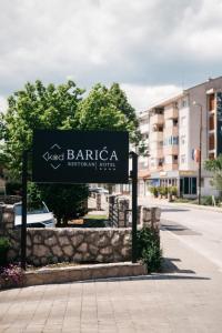 um sinal para o novo hotel regional barbara em Hotel Kod Barića em Grude