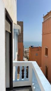 塔哈佐特Cozy By The Sea的从建筑物阳台看到的景色