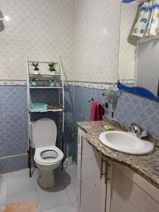 een badkamer met een toilet en een wastafel bij Centre Sala Al Jadida in Oulad Yakoub