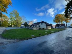 una casa al lado de una carretera en Reinhold Apartments en Rakvere