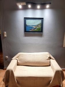 a room with a picture on the wall at 1939 in Kini