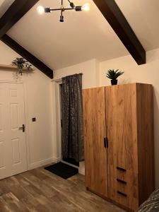1 dormitorio con 1 cama y armario de madera en Mountain lodge, en Dundalk