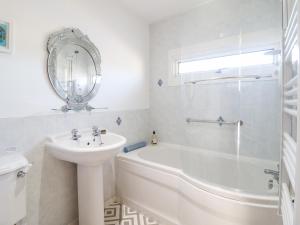 Koupelna v ubytování Sea Breeze + 28 fotografií