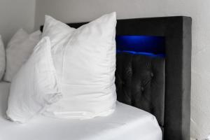 阿騰多恩的住宿－Hotel Haus Biggen，床上的白色枕头