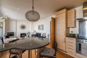 cocina y sala de estar con una gran isla en una habitación en Modern Comfort Stratford 3BR Duplex en Londres