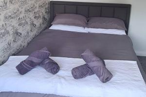 Postel nebo postele na pokoji v ubytování Runway Airbnb