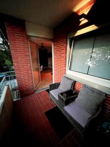 balcón con sofá y ventana grande en Savón - City Apartment, en Bad Oeynhausen