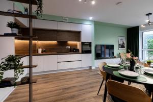a kitchen and dining room with a table and chairs at Hedarom in Sinaia