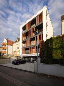 una macchina nera parcheggiata di fronte a un edificio di Stadthaus Neckarsulm serviced apartments – Stadthaus Heiner a Neckarsulm