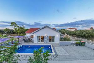 Πισίνα στο ή κοντά στο Villa Nicolle only 50meters from the beach - by TA Leut Agency