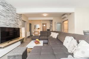 Χώρος καθιστικού στο Villa Nicolle only 50meters from the beach - by TA Leut Agency