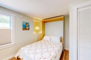 Habitación pequeña con cama y ventana en Shorelands 44-2 en Kennebunk
