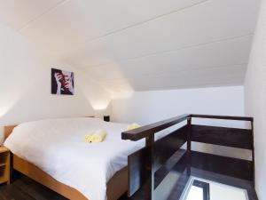 sypialnia z łóżkiem i szklaną podłogą w obiekcie Apartment Červar w Poreču