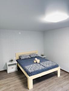 sypialnia z łóżkiem i 2 szafkami nocnymi w obiekcie Чудесная квартира в изюминке города Берегово w mieście Berehowo