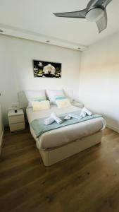1 dormitorio con 1 cama con techo en Ático con Piscina y Vistas al Mar Parque Litoral, en Málaga