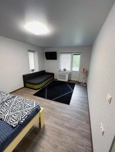 mały pokój z łóżkiem i kanapą w obiekcie Чудесная квартира в изюминке города Берегово w mieście Berehowo