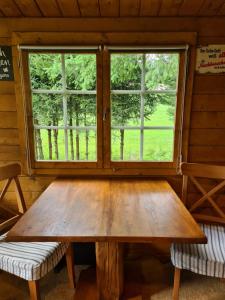 una mesa de madera en una habitación con ventana en Trekkershut en Wallenborn