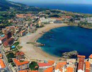 Fotografie z fotogalerie ubytování Precioso apartamento con terraza, pistas de padel y piscinas v destinaci Castro-Urdiales