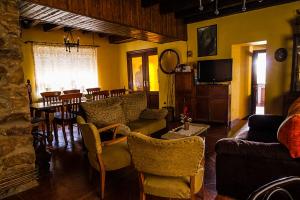 a living room with a couch and a dining room at El Rincón de la Rosa in Brugos de Fenar