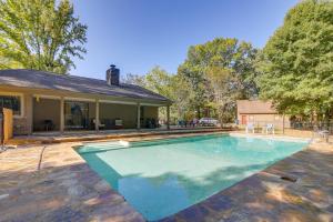 una piscina frente a una casa en Spacious Southaven Home on 8 Acres with Private Pool, en Southaven