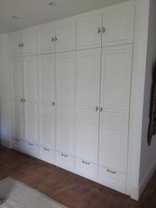 - un placard blanc avec des armoires blanches dans l'établissement Kasteel Sint-Flora, à Furnes
