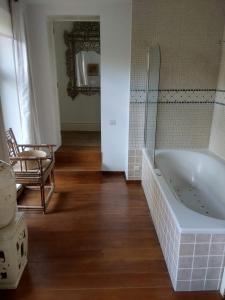 Cette chambre dispose de parquet et d'une baignoire. dans l'établissement Kasteel Sint-Flora, à Furnes