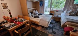 ein Hotelzimmer mit einem Bett und einem Tisch mit einem sidx sidx in der Unterkunft Petersferienwohnung- Ferienwohnung mit Sauna, Pools und großem Balkon im Bayerischen Wald "Sankt Englmar" in Sankt Englmar