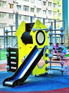 un parque infantil con tobogán en DeLuxe Apartments en Almaty
