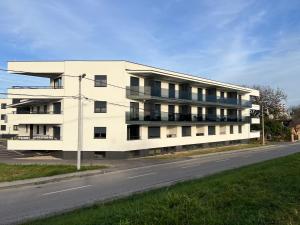 un edificio blanco al lado de una carretera en Apartment Borovje-River View, en Zagreb