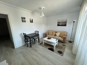 ein Wohnzimmer mit Couch und Tisch in der Unterkunft Paseo al Soto in Villarcayo