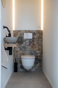 Koupelna v ubytování NIEUW - De Grenspaal WEST 6P 5 min Maastricht - Sauna - Laadpaal + 29 fotografií
