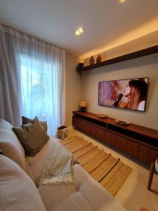 CairuにあるApartamento em Morro de São Paulo (BA)のソファと薄型テレビのあるリビングルーム