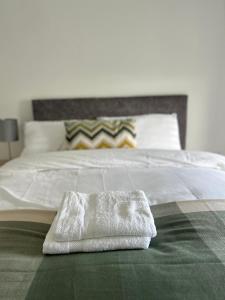 - un lit avec 2 serviettes assises au-dessus dans l'établissement A Village Gem, à Mullingar