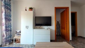 uma sala de estar com uma televisão num armário branco em Apartament Silvia em Torrevieja