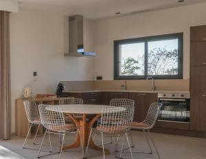 - une cuisine avec une table et des chaises dans la chambre dans l'établissement Villa st Francois Piscine privée chauffée ,clim ,parking gratuit, à Carcassonne