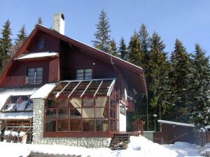 ein großes Haus im Schnee mit Bäumen in der Unterkunft Holiday House No. 35 in Štôla